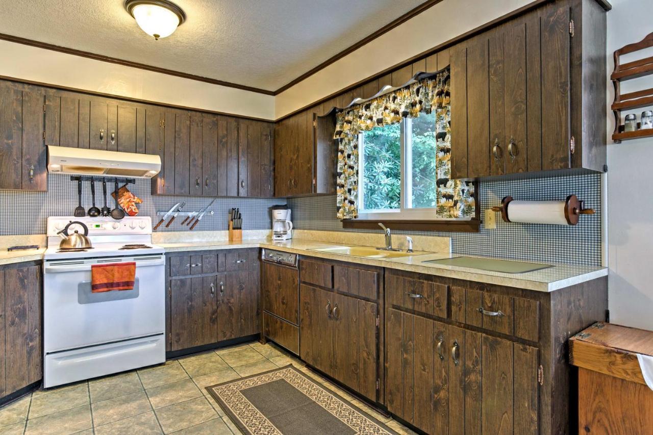 Secluded Mountain Home With Stunning Views And Deck!ブライソン・シティ エクステリア 写真